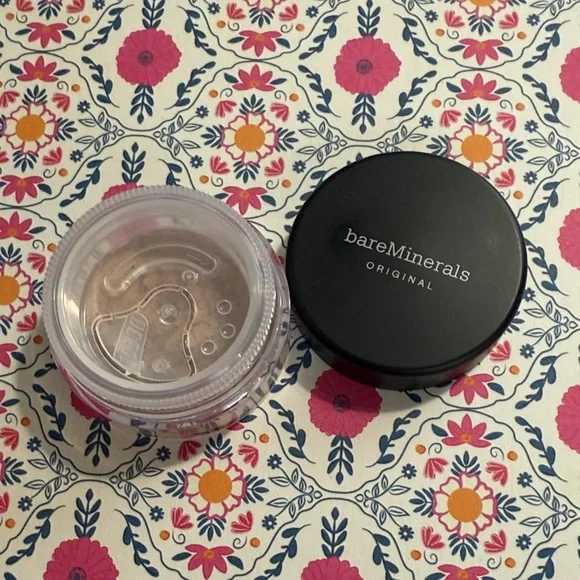 bareMinerals Original Foundation in Black Container - Picture 3 of 3